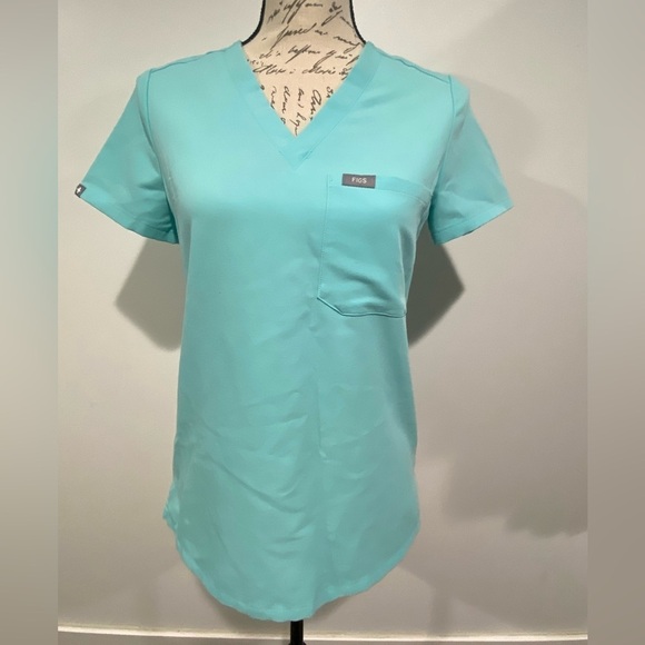 Figs technical collection single pocket scrub top - Picture 1 of 6